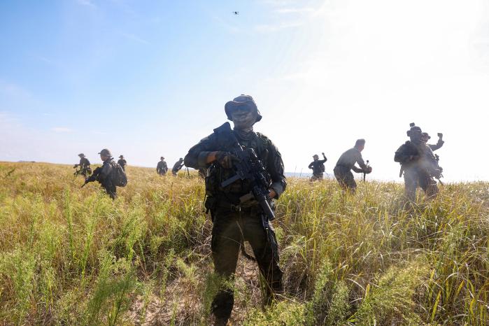 주위를 경계 중인 특전대원.