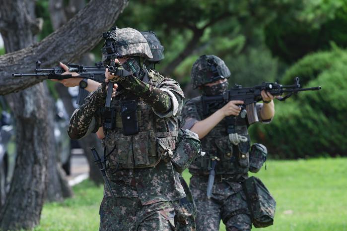 인천해역방어사령부 장병들이 인천기지 합동방호훈련을 하고 있다.