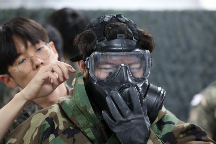 한미 연합 동원훈련에서 핵·화생방 교육훈련을 하고 있는 카투사 동원예비군들.