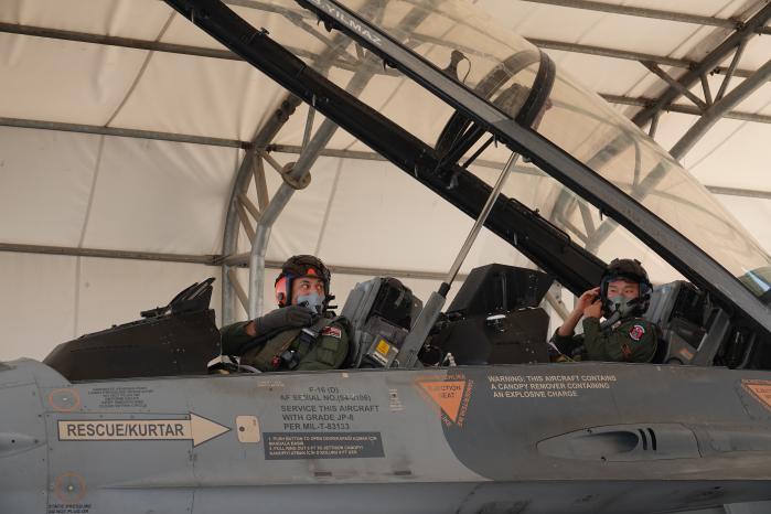 ƢŰ 401뿡  ѡƢŰ     硯 籹   ƢŰ  F-16 ⿡ Բ žϰ ִ. δ 