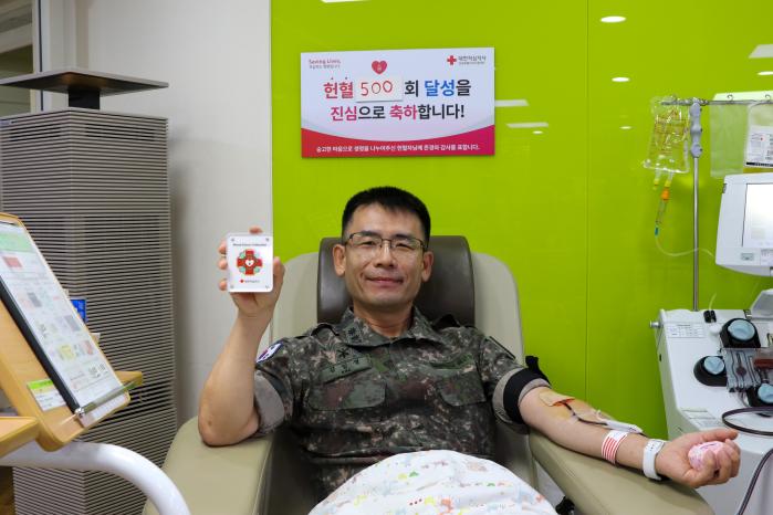 육군2포병여단 김일정 중령이 강원 춘천시 헌혈의 집에서 500번째 헌혈을 하고 있다.