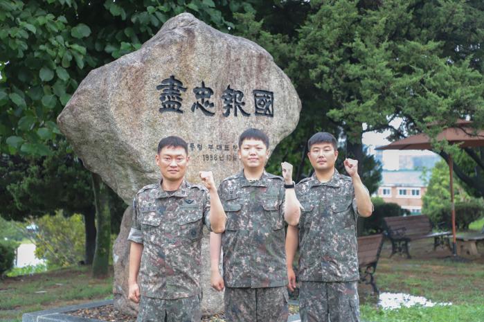 집중호우 피해 현장에서 시민들을 구조한 육군60보병사단 조경여단 고진수 상사, 이강호 중사, 박현준 상사(왼쪽부터)가 파이팅 자세를 취하고 있다.