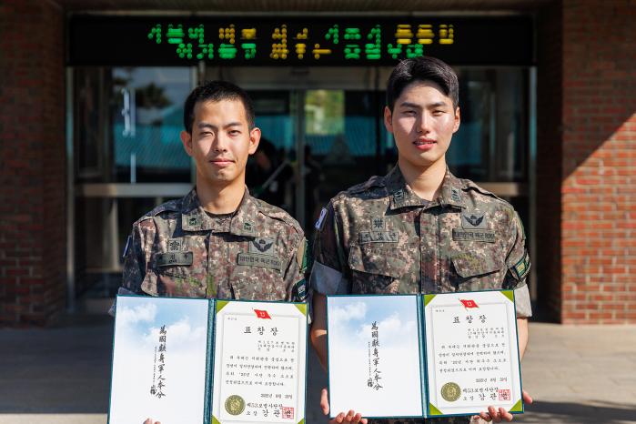 육군53보병사단이 지난달 29일 개최한 ‘2025년 최우수 소초 선발 경연대회’ 표창 수여식에서 당강말소초 조선우(오른쪽) 소초장과 신암소초 최진우 소초장이 표창장을 들고 기념사진을 찍고 있다. 사진 제공=박건 소위