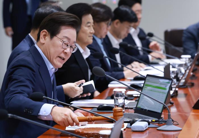 이재명 대통령이 지난달 29일 서울 용산 대통령실에서 열린 임시 국무회의에서 의사봉을 두드리며 개회 선언을 하고 있다. 이날 국무회의에서는 2026년도 예산안이 심의·의결됐다.  연합뉴스