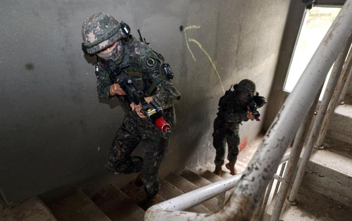 육군과학화전투훈련단(KCTC) 전문대항군연대 장병들이 강원 인제군 김부리도시지역훈련장에서 도시지역전투에 대비한 전술훈련을 하고 있다.