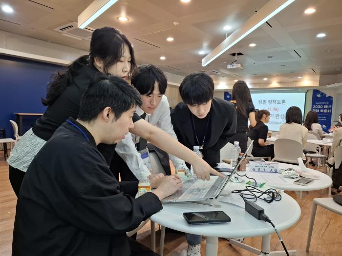 2일 국방·외교·통일부 청년보좌역이 공동 주관한 ‘외교·안보부처 청년세대 정책토론회’에서 청년들이 정책 아이디어를 토의하고 있다. 국방부 제공
