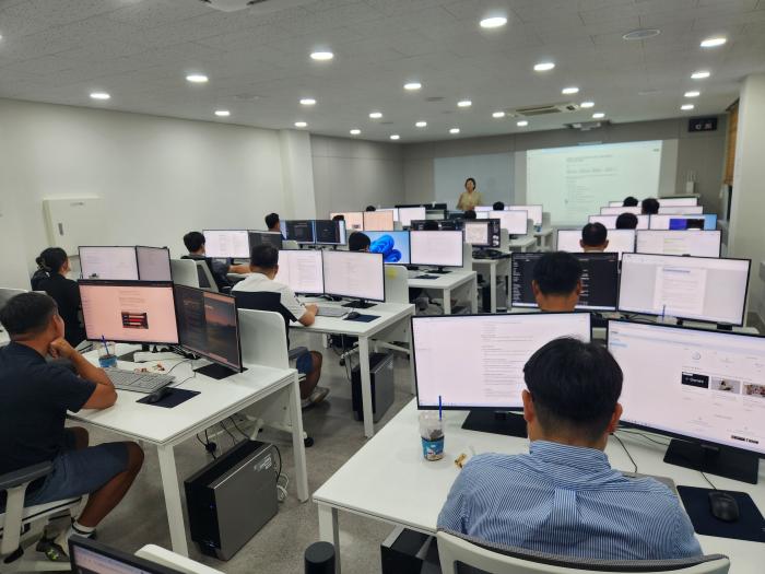 육군교육사령부와 대전정보문화산업진흥원이 지난 1~3일 개최한 데이터·인공지능 리터러시 교육 참석자들이 AI 활용 실습을 하고 있다. 부대 제공