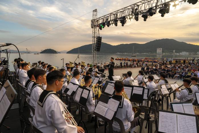 해군교육사령부 군악대가 2일 경남 창원시 진해구 진해루 앞 특설무대에서 개최된 ‘바다의 소리, 진해(鎭海)에 퍼지다’ 음악회에서 연주하고 있다. 부대 제공