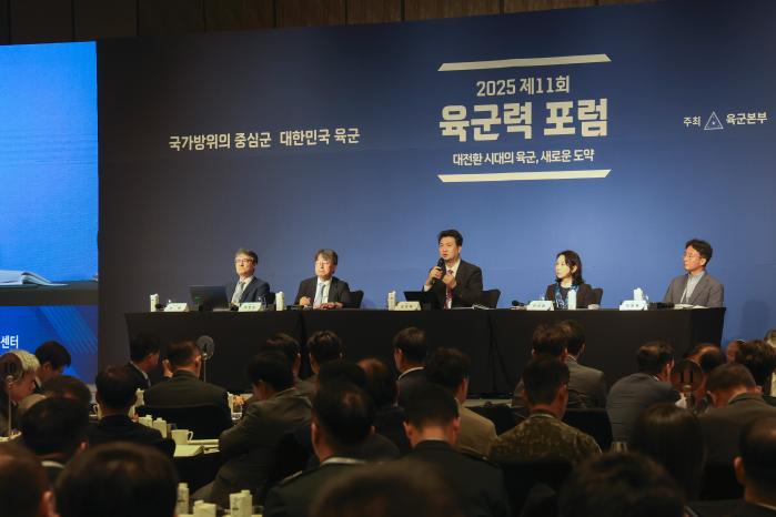 육군이 3일 서울 종로구 포시즌스호텔에서 개최한 ‘2025 제11회 육군력 포럼’ 1세션 참석자들이 ‘육군력 10년 성과와 대전환 시대의 과제’를 주제로 발표하고 있다.