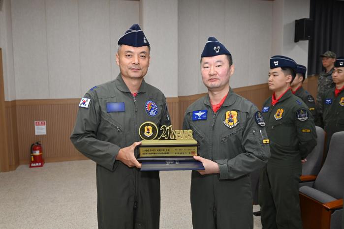 3일 공군17전투비행단에서 개최된 ‘제152전투비행대대 21개년 무사고 비행안전 시상식’에서 서광무(왼쪽) 단장이 권해빈 152대대장에게 상장을 수여하고 있다. 사진 제공=김재겸 중사