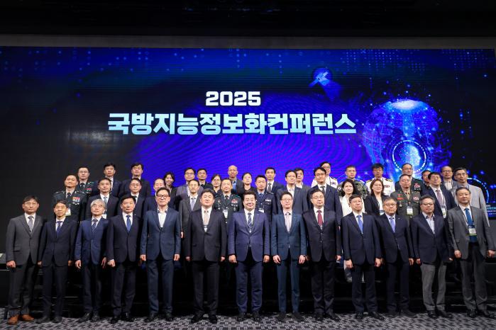 국방부가 3일 서울 용산구 드래곤시티호텔에서 ‘AX 시대, 미래 전장환경 대응을 위한 국방 디지털 혁신’을 주제로 개최한 ‘2025 국방 지능정보화 컨퍼런스’ 주요 참석자들이 기념사진을 찍고 있다.