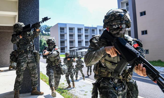 해병대2사단 장병들이 도시지역전투 종합훈련에서 근접전투기술(CQB)을 숙달하고 있다. 부대 제공