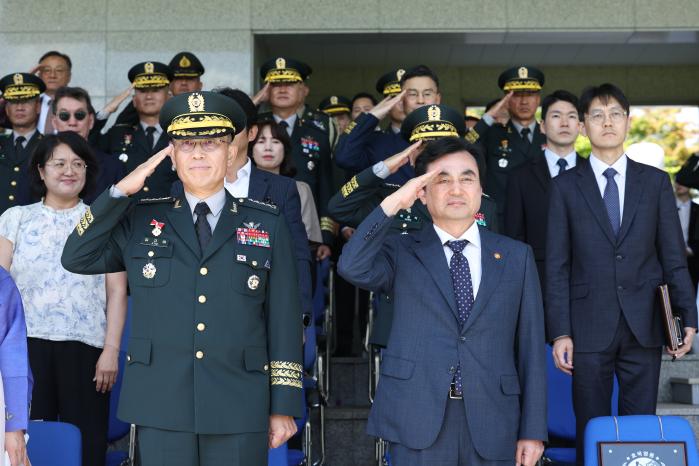 안규백 국방부 장관과 김규하 신임 육군참모총장(앞줄 오른쪽부터)이 3일 계룡대 대연병장에서 열린 제52대 육군참모총장 취임식에서 경례하고 있다. 김병문 기자