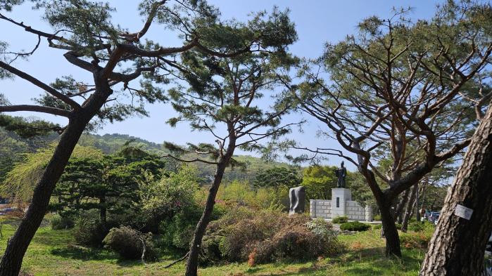 경기 의왕시 왕곡동과 수원시 파장동을 잇는 고개 ‘지지대’. 고개 노송들에는 표찰이 붙어 있다. 노송들 사이로 화성을 바라보는 정조대왕 동상이 보인다. 필자 제공