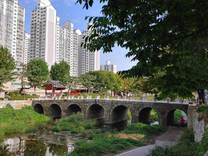 경기 안양시 석수동의 만안교는 1795년 정조 19년에 정조의 화성행을 위해 건설됐다. ‘만 년 동안 무사하기를 기원한다’는 뜻이 있다. 필자 제공