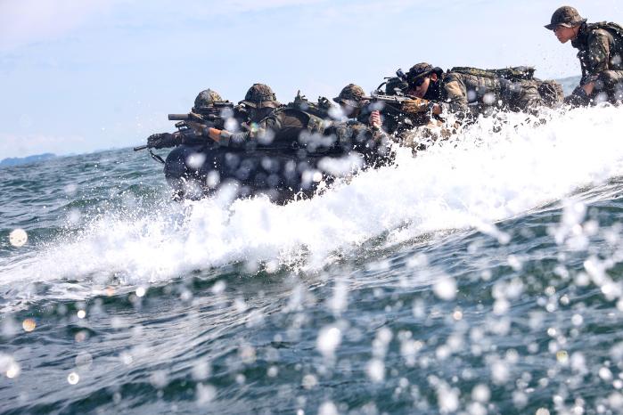 육군특수전사령부 귀성부대 장병들과 미7공군 604항공지원작전대대 장병들이 UH-60 헬기로부터 이탈해 접안지역으로 고속침투하고 있다. 이윤청 기자