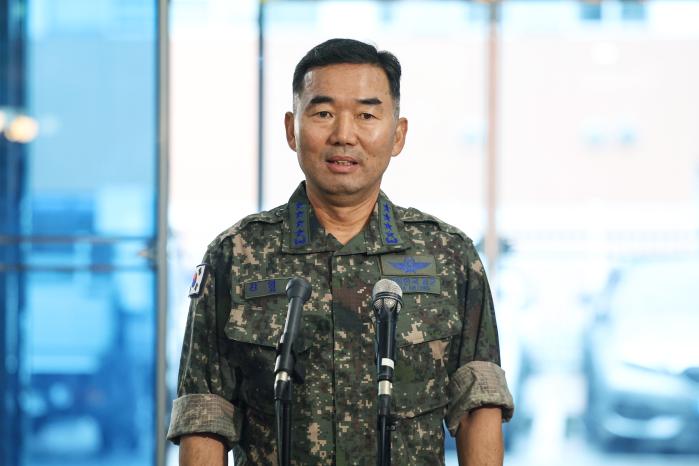 진영승 합동참모의장 후보자가 4일 국회 인사청문회 준비를 위한 사무실로 처음 출근하며 기자들의 질문에 답하고 있다. 김병문 기자
