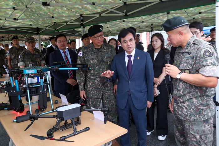 안규백(앞줄 가운데) 국방부 장관이 4일 ‘소형드론·대(對)드론 분야 실증 전담부대’로 최초 지정된 육군36보병사단을 찾아 관련 장비를 살펴보고 있다. 이날 안 장관은 50만 드론전사 양성 계획을 밝혔다. 한재호 기자