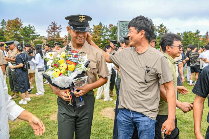 해병대 교육훈련단이 4일 개최한 해병 1320기 수료식에서 신병이 가족들과 수료의 기쁨을 나누고 있다. 사진 제공=이홍섭 상사