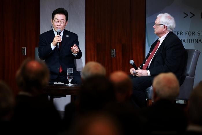 이재명 대통령이 지난달 25일 미국 워싱턴DC 전략국제문제연구소(CSIS)에서 정책 연설 후 존 햄리 CSIS 소장의 질문에 답하고 있다. 연합뉴스
