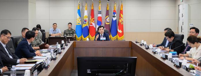 안규백 국방부 장관이 지난 5일 ‘군 기강 확립 주요지휘관회의’를 주관하고 있다. 이날 회의는 안 장관 취임 후 두 번째, 신임 군 수뇌부 취임 후 처음 개최된 지휘관회의다. 국방부 제공