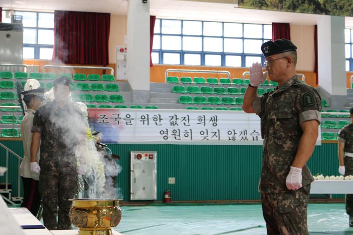 강봉일 육군22보병사단장이 지난 5일 6·25전쟁 전사자 유해발굴 개토식에서 경례하고 있다. 부대 제공