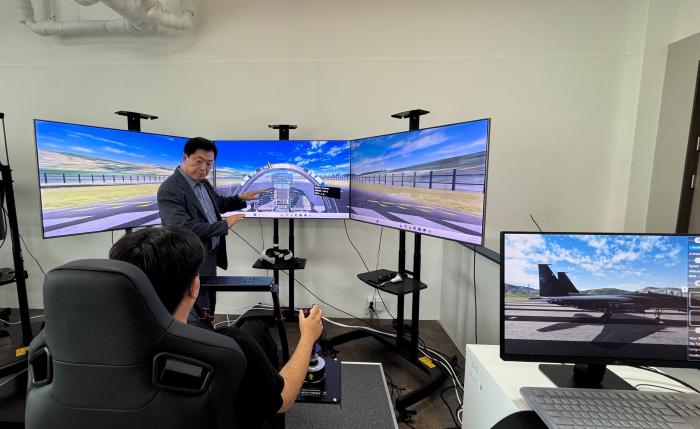 지난 3일 경일대학교 방위산업시스템학과 실습실에서 이재웅 방위산업시스템학과장이 항공기 시뮬레이터 수업을 진행하고 있다.