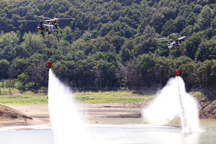 육군항공사령부 CH-47 시누크 헬기가 지난 5일 강원 강릉시 오봉저수지에서 진행된 급수지원작전에서 밤비버킷을 이용해 물을 투하하고 있다. 김태형 기자