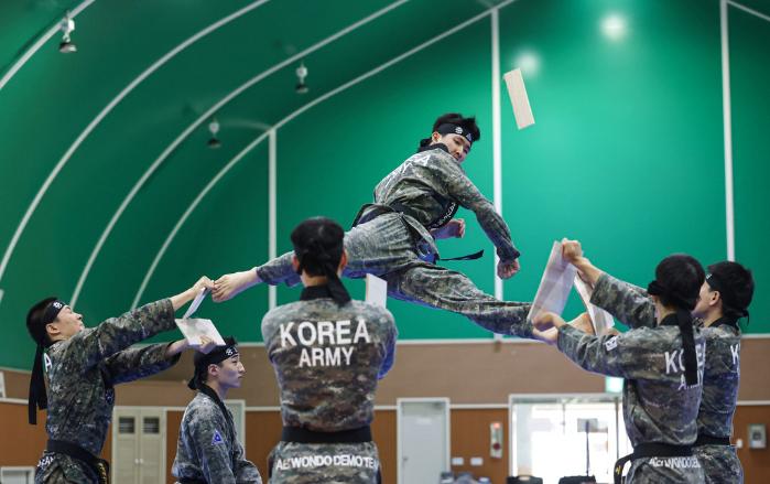 육군 태권도시범단 장병들이 제21회 지상군페스티벌에서 선보일 태권도 시범 예행연습을 하고 있다.