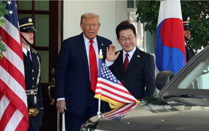 이재명 대통령이 지난달 25일 미국 백악관에서 영접 나온 도널드 트럼프 대통령과 함께 기자들을 향해 손을 흔들고 있다. 연합뉴스