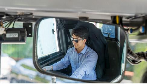 전역 후 버스기사로 새로운 인생을 시작한 김성진 예비역 육군중사가 안전운전에 집중하고 있다.