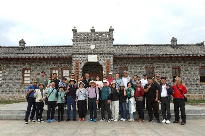 백두산·만주·옌볜 일대에서 전사적지 답사를 실시한 제주특별자치도 향군 회원들이 일제강점기 민족교육기관이었던 명동학교 옛터 앞에서 호국의지를 다지고 있다. 향군 제공