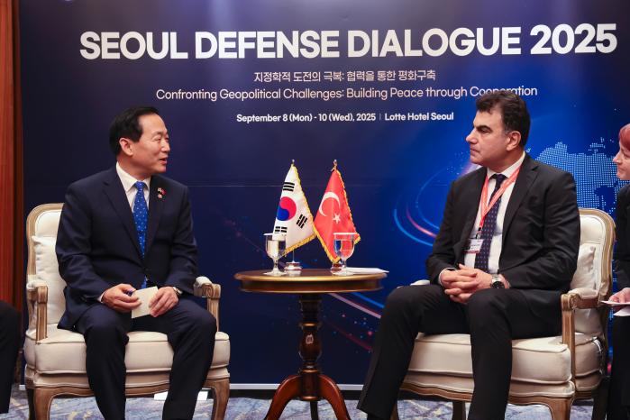 이두희 국방부 차관이 8일 ‘2025 서울안보대화’ 참석을 위해 방한한 무사 헤이벳 튀르키예 국방차관을 만나 양국의 전략적 동반자 관계 강화방안을 논의하고 있다. 이경원 기자
