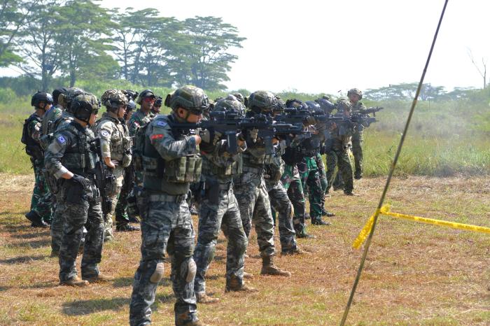 2025 슈퍼 가루다 실드 연합훈련에 참가한 해병대 장병들이 인도네시아군과 실사격 훈련을 하고 있다.해병대 제공