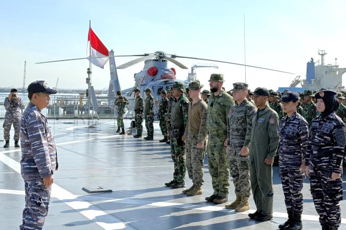 해병대 장병들이 상륙훈련을 위해 미국, 네덜란드 등 다국적군과 함께 인도네시아 상륙함에 탑승해 있다.해병대 제공