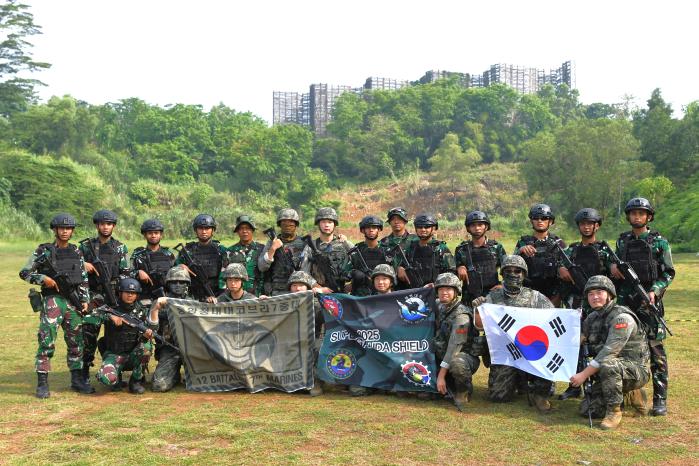 인도네시아군과 기념촬영을 하고 있는 해병대 장병들. 해병대 제공