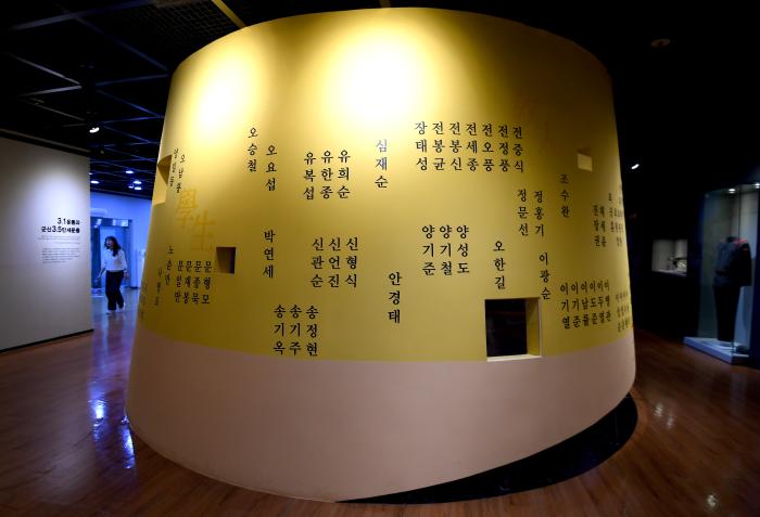 군산 3·5만세운동에 참가한 독립유공자들의 이름이 적힌 조형물.