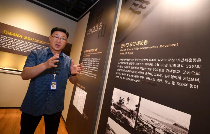 군산 3·5만세운동에 관해 설명하고 있는 조재윤 문화관광해설사.