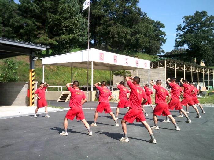 장병들이 실내·외에서 태권도 수련을 하고 있다.