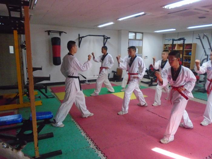 장병들이 실내·외에서 태권도 수련을 하고 있다.