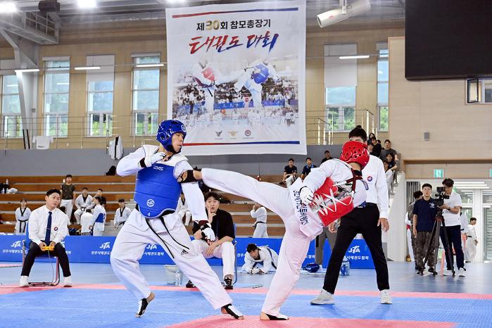 국방부가 군 내 태권도 활성화를 위한 다양한 노력을 펼치고 있다. 각종 대회와 행사에서 겨루기와 품새 시범을 하는 장병들.