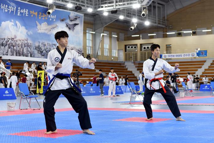 국방부가 군 내 태권도 활성화를 위한 다양한 노력을 펼치고 있다. 각종 대회와 행사에서 겨루기와 품새 시범을 하는 장병들.