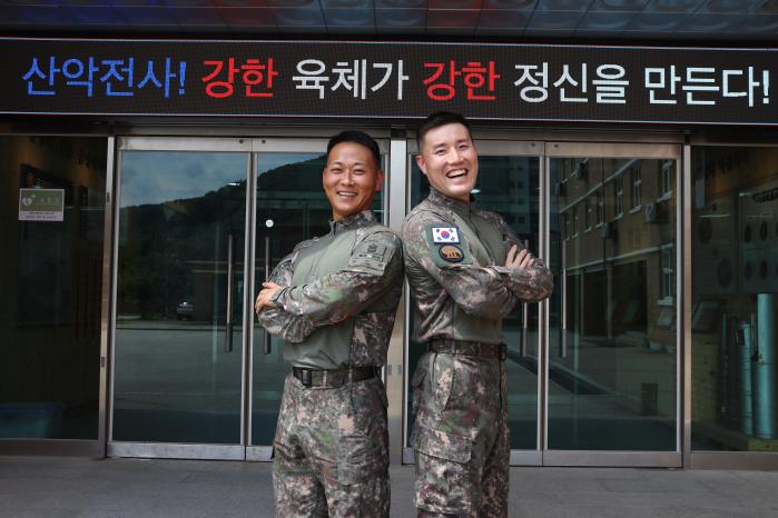 육군3포병여단 금강대대 김성규(오른쪽) 대대장과 강성남 주임원사가 어깨를 맞대고 웃어 보이고 있다.