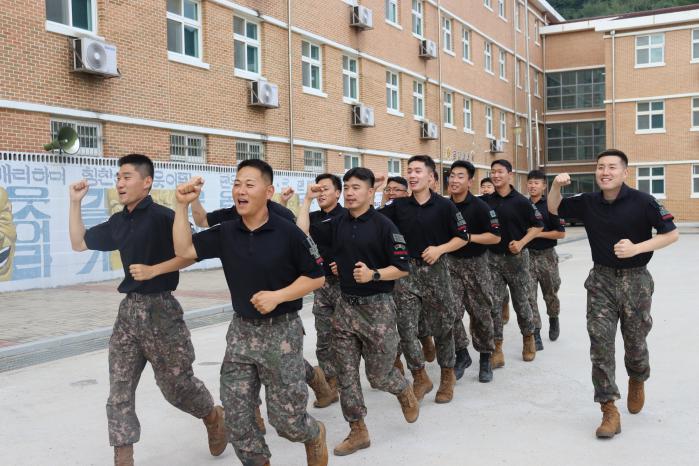 육군3포병여단 금강대대 장병들이 김성규(맨 오른쪽) 대대장과 뜀걸음을 하며 파이팅을 외치고 있다.