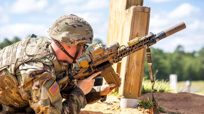 M7 소총 사격 중 재장전하는 장면. 출처=Spc.Turner Horton