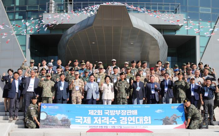 10일 육군특수전사령부 대연병장에서 열린 ‘제2회 국방부장관배 국제 저격수 경연대회’ 개회식에서 주요 참석자들이 기념사진을 찍고 있다. 부대 제공