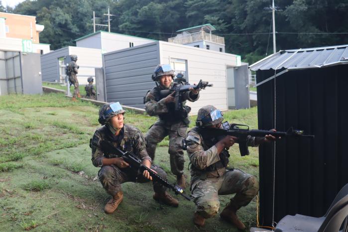 육군55보병사단 탱고대대 장병들이 경기 용인시 운학동 예비군훈련장에서 미8군 탱고경비중대 장병과 마일즈 장비를 활용한 쌍방 교전훈련을 하고 있다. 부대 제공