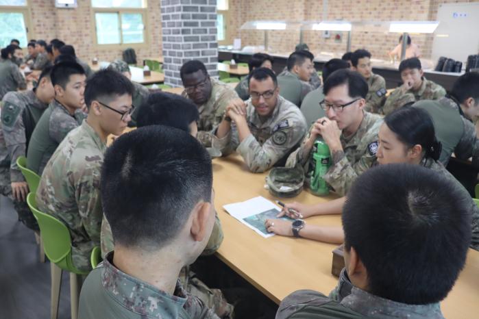 육군55보병사단 탱고대대 장병들과 미8군 탱고경비중대 장병들이 소부대 도시지역작전 훈련에 앞서 작전 수행 절차에 대해 전술토의를 하고 있다. 부대 제공