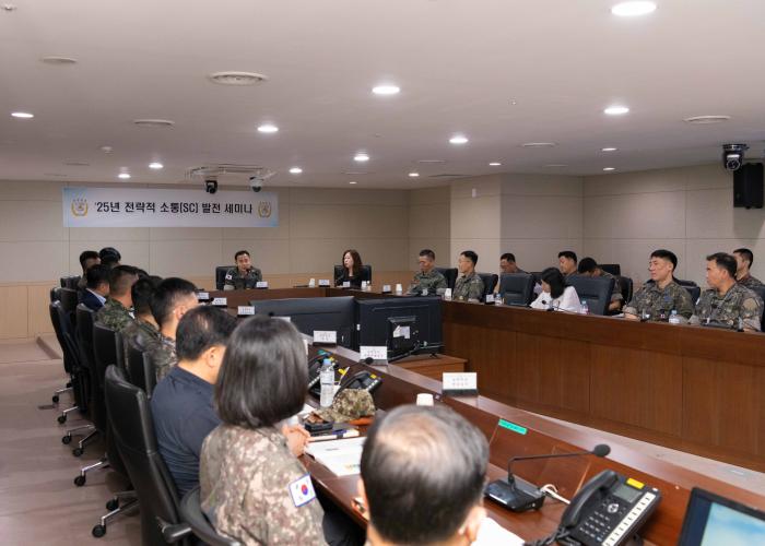 10일 열린 ‘전·평시 전략적 소통(SC) 수행 발전 방안’ 세미나 참석자들이 관련 토의를 하고 있다. 합참 제공