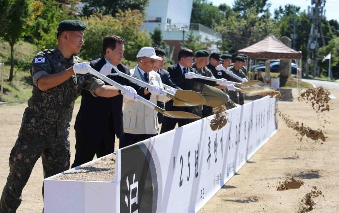 육군30기갑여단이 11일 개최한 6·25전쟁 전사자 유해발굴 개토식에서 참석자들이 시삽하고 있다. 부대 제공